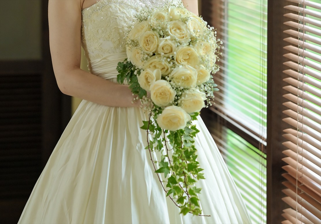 バリ島ウェディング・プラン　生花ローズ＆かすみ草＆アイビー カスケード・ブーケ