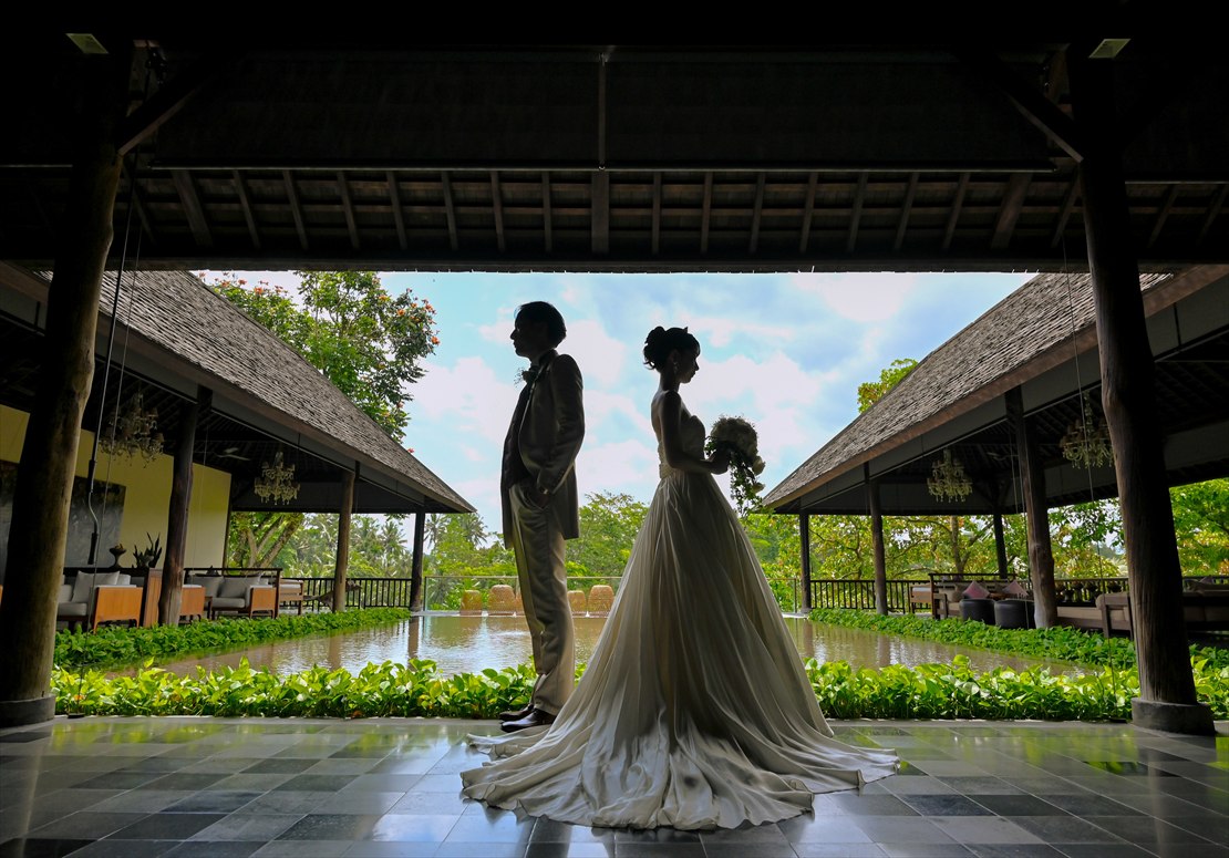 バリ結婚式　水盆を望む広大なロビー＆バー