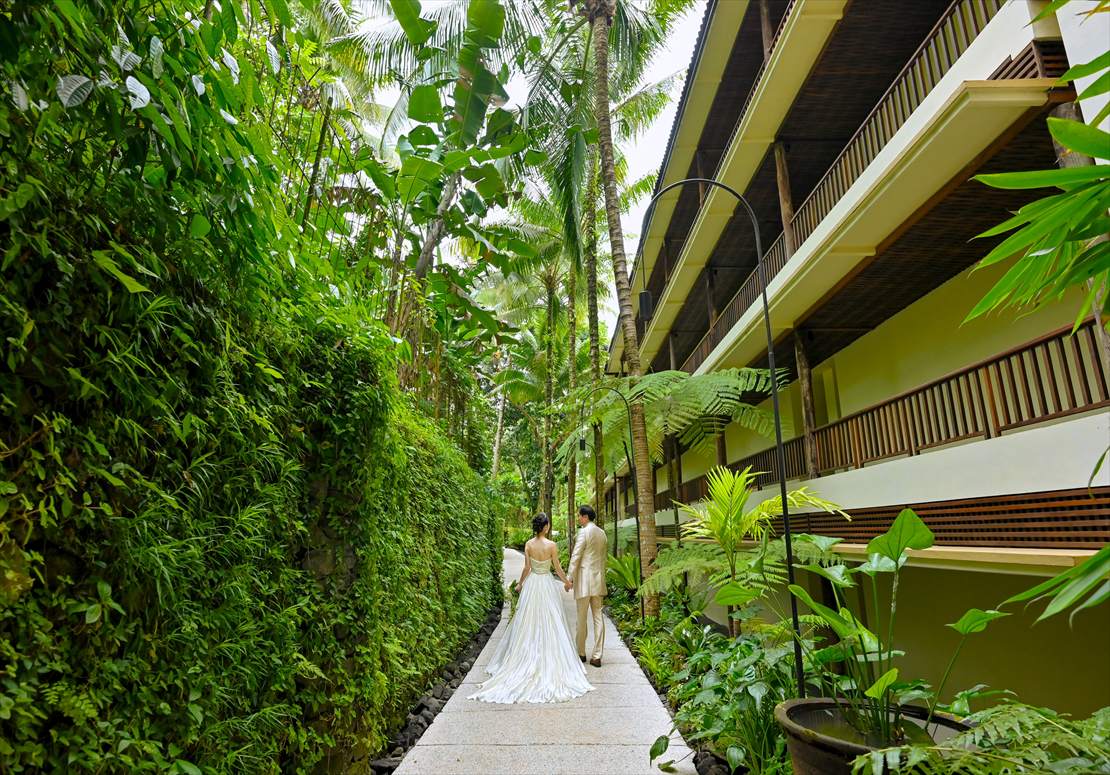 バリ ウェディング　ホテル棟ガーデンロードにて挙式前撮影