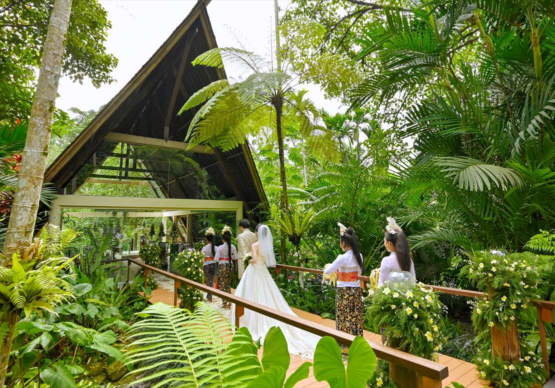 バリ ウェディング フラワーガールとチャペル入場シーン