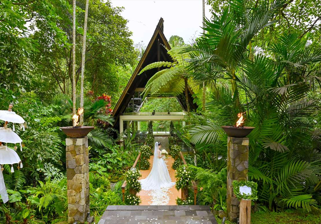 バリ結婚式 新婦様 チャペル・ブリッジ 挙式後撮影