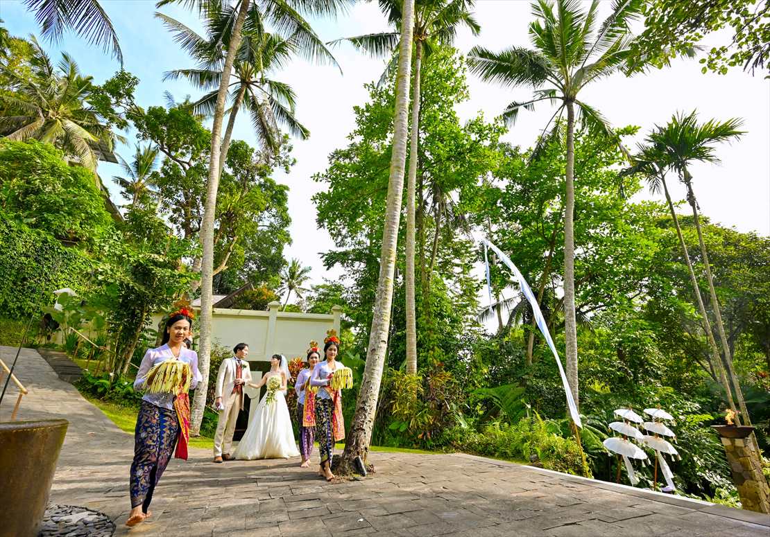 バリ挙式　お支度部屋よりフラワーガールに入場