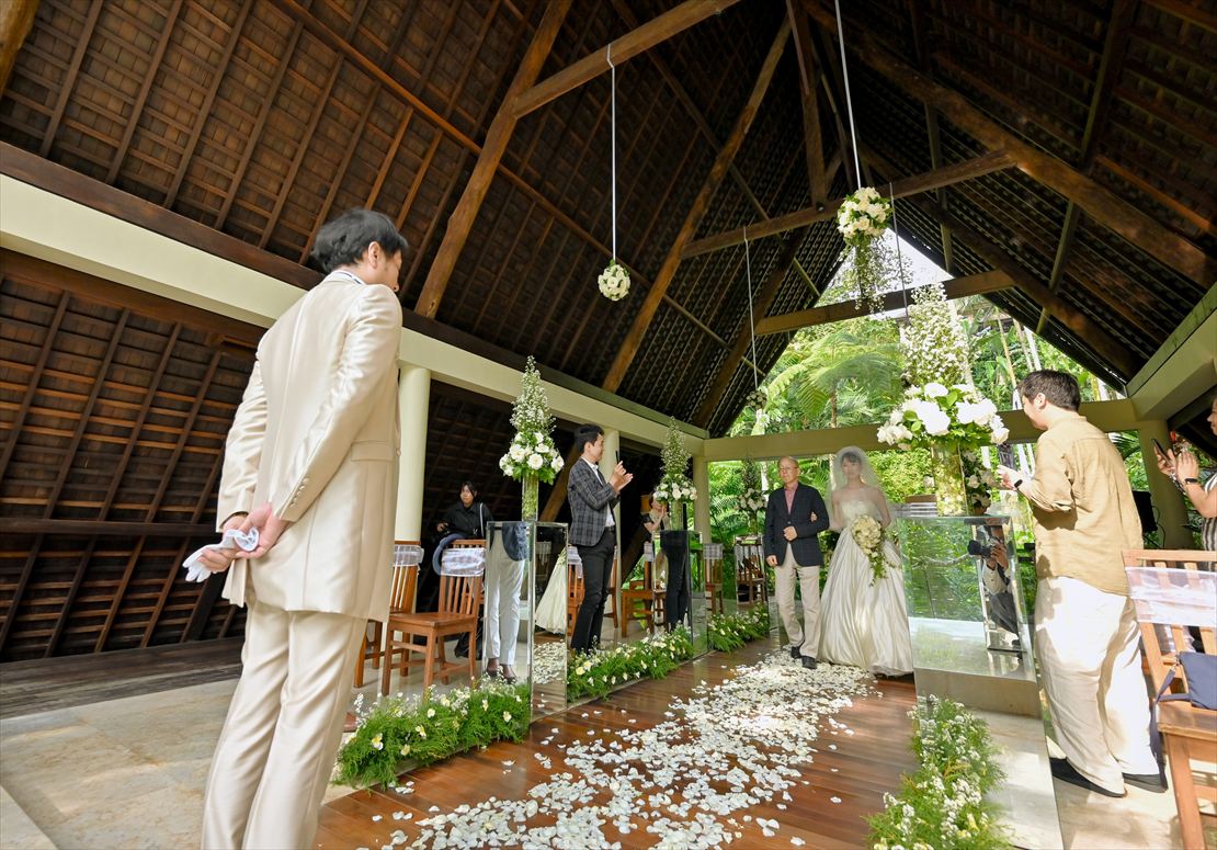 バリ島ウブド結婚式　ワナスマラ・チャペル・ウェディング 新婦様入場