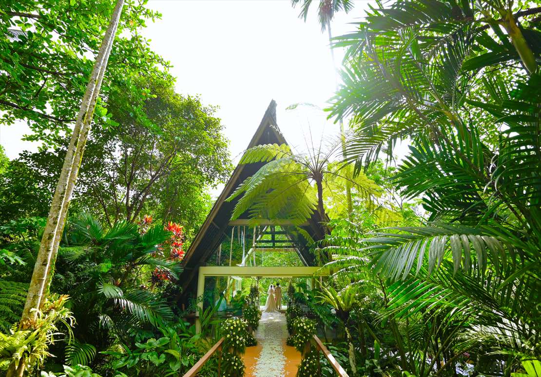 バリ結婚式　チャペル・ブリッジからの挙式シーン