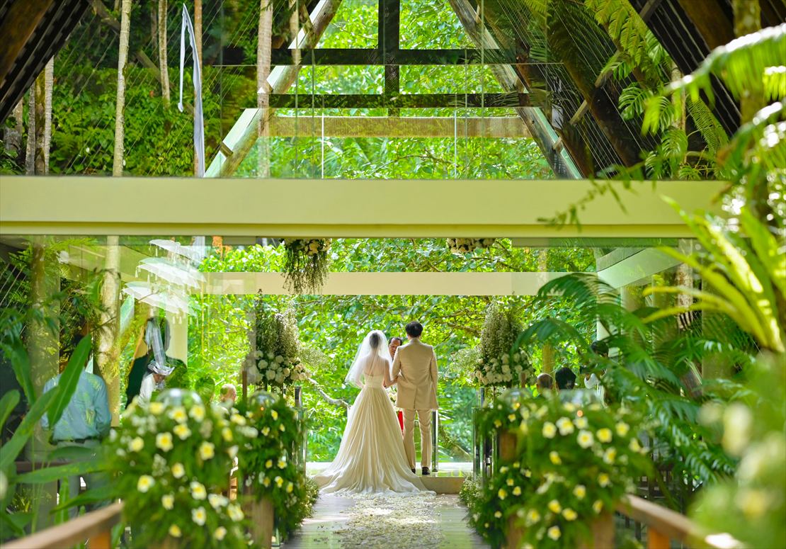 バリ島ウブド・ウェディング　ジャングルと生花装飾が一体化する挙式
