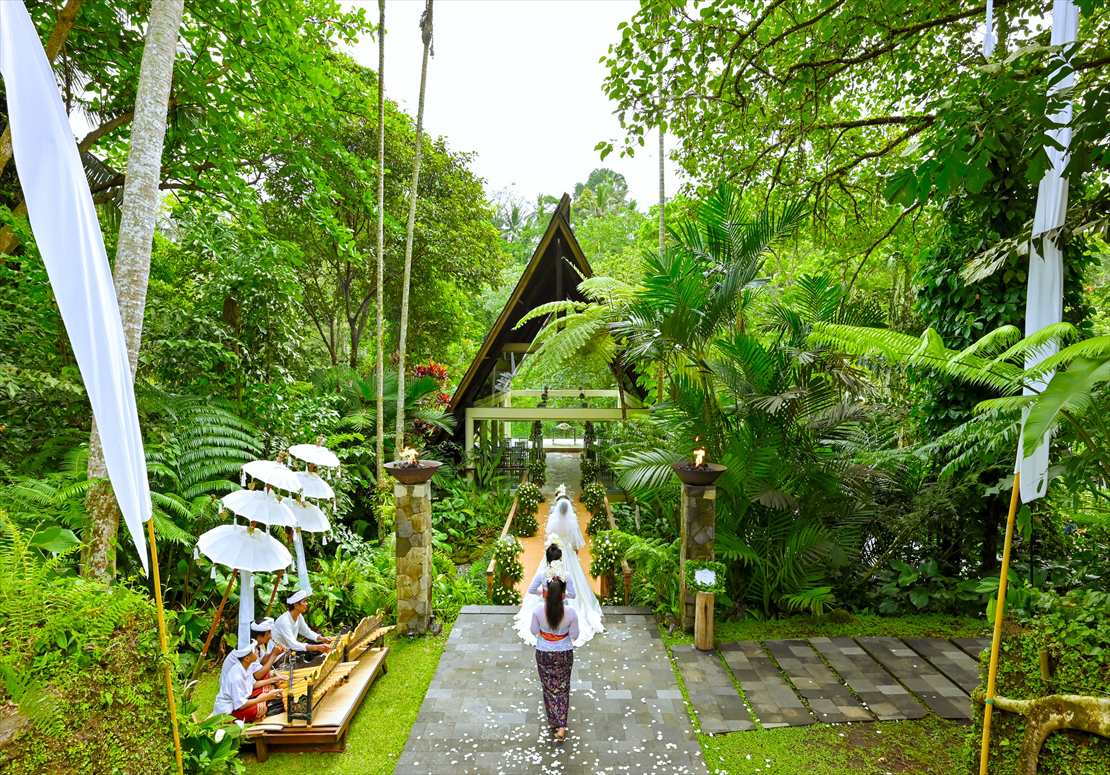 バリ ウェディング　フラワーガール 挙式後撮影