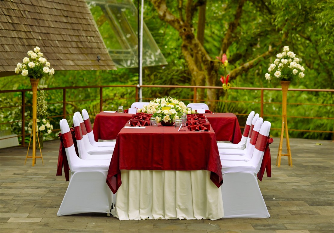 バリ島ウェディング チャペル挙式会場 生花装飾を流用したパーティー