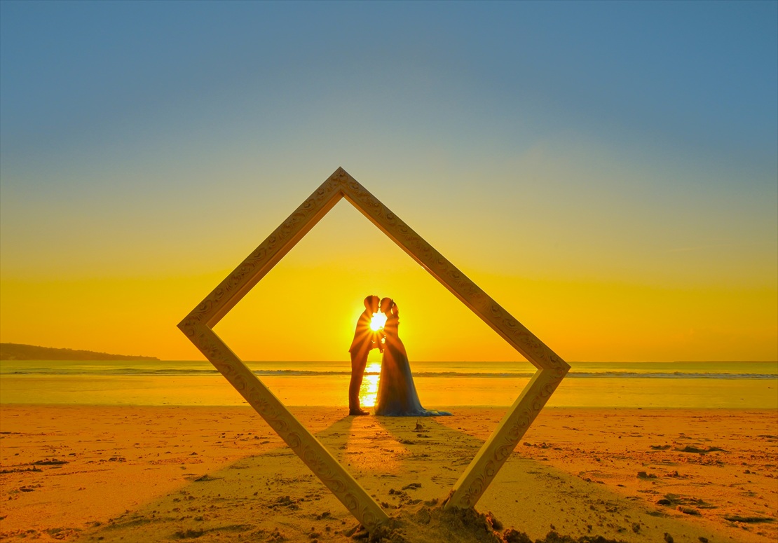 Sunset Bali Wedding (11)_R バリ島挙式 フォトフレームを使用したビーチ・サンセット撮影