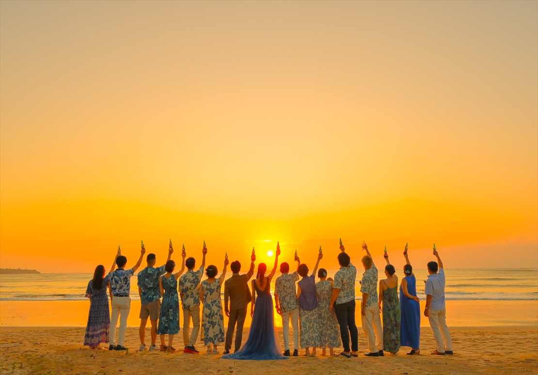 Sunset Bali Wedding (14)_R バリ ウェディング ビーチにて夕日にむかって乾杯