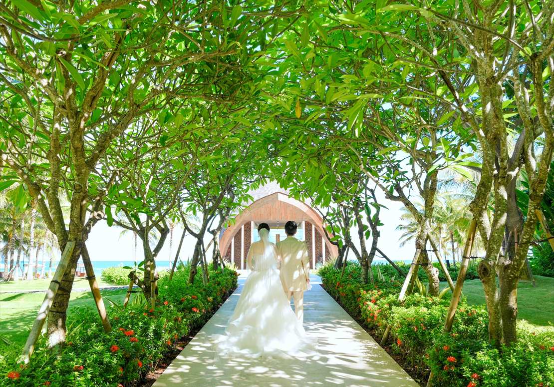 Bali Wedding Apurva Oceanfront Chapel Kempinski (10)_R バリ・ウェディング 木漏れ日が降り注ぐガーデンロード