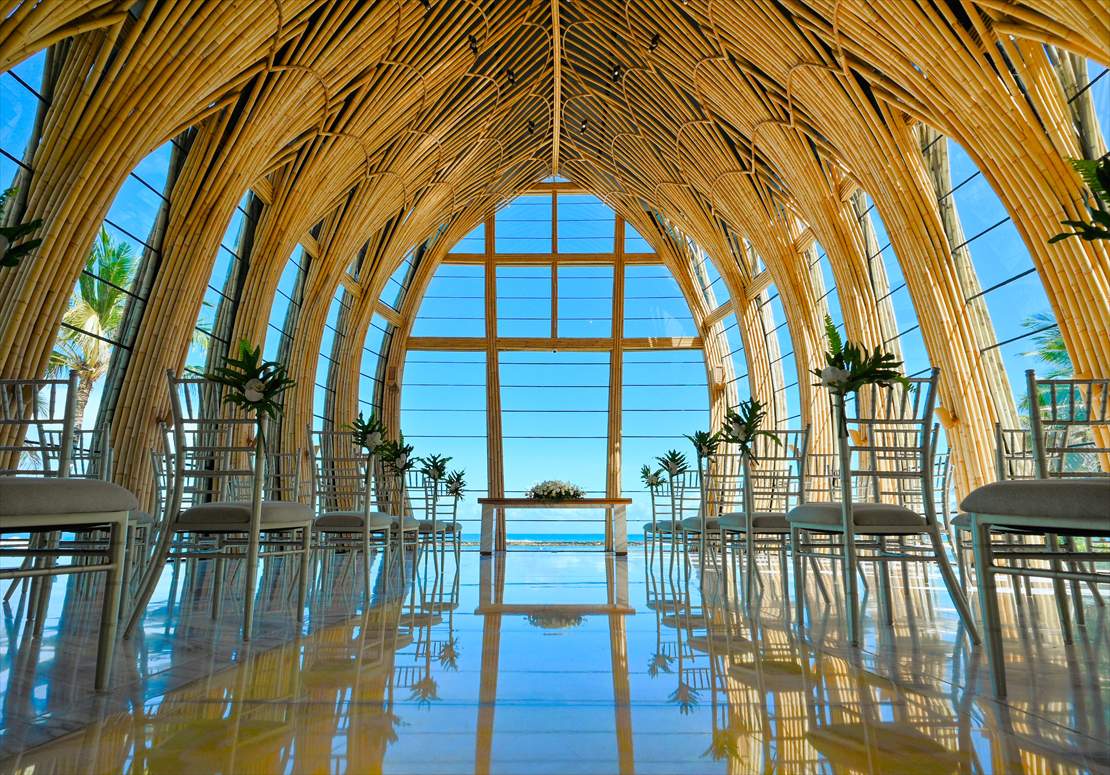 Bali Wedding Apurva Oceanfront Chapel Kempinski (4)_R ケンピンスキ・バリ・ウェディング 大理石の床に鏡面反射する壮大なチャペル
