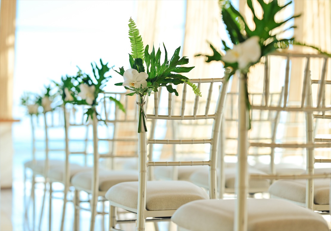 Bali Wedding Apurva Oceanfront Chapel Kempinski (7)_R ケンピンスキ・バリ・ウェディング ティファニーチェア生花装飾