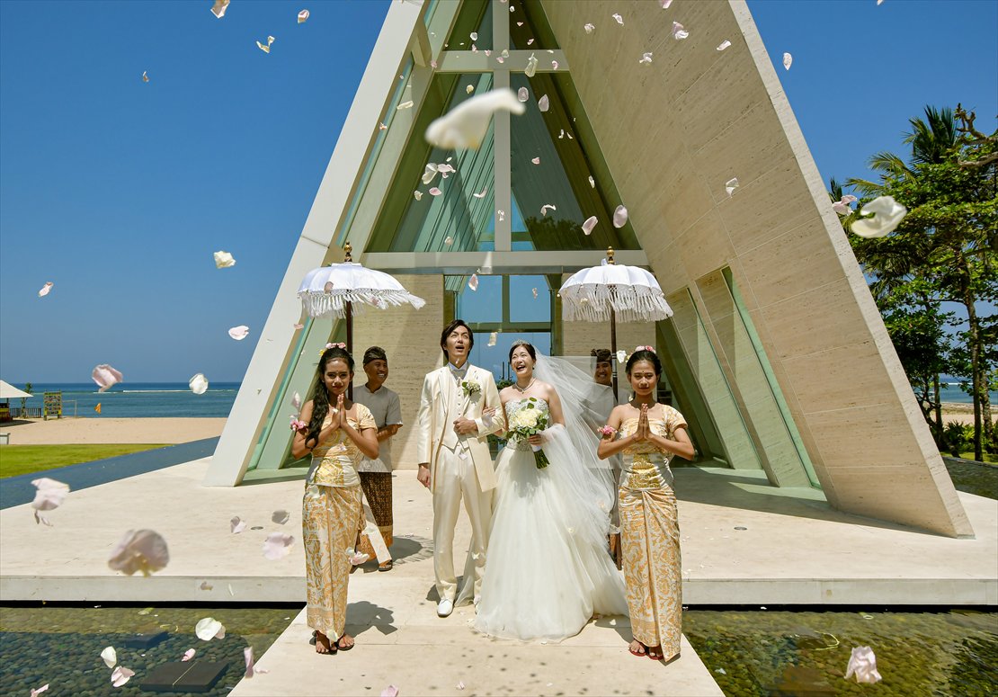 Conrad Bali Infinity Chapel Wedding (43)_R コンラッド・バリ挙式後:フラワーシャワー撮影