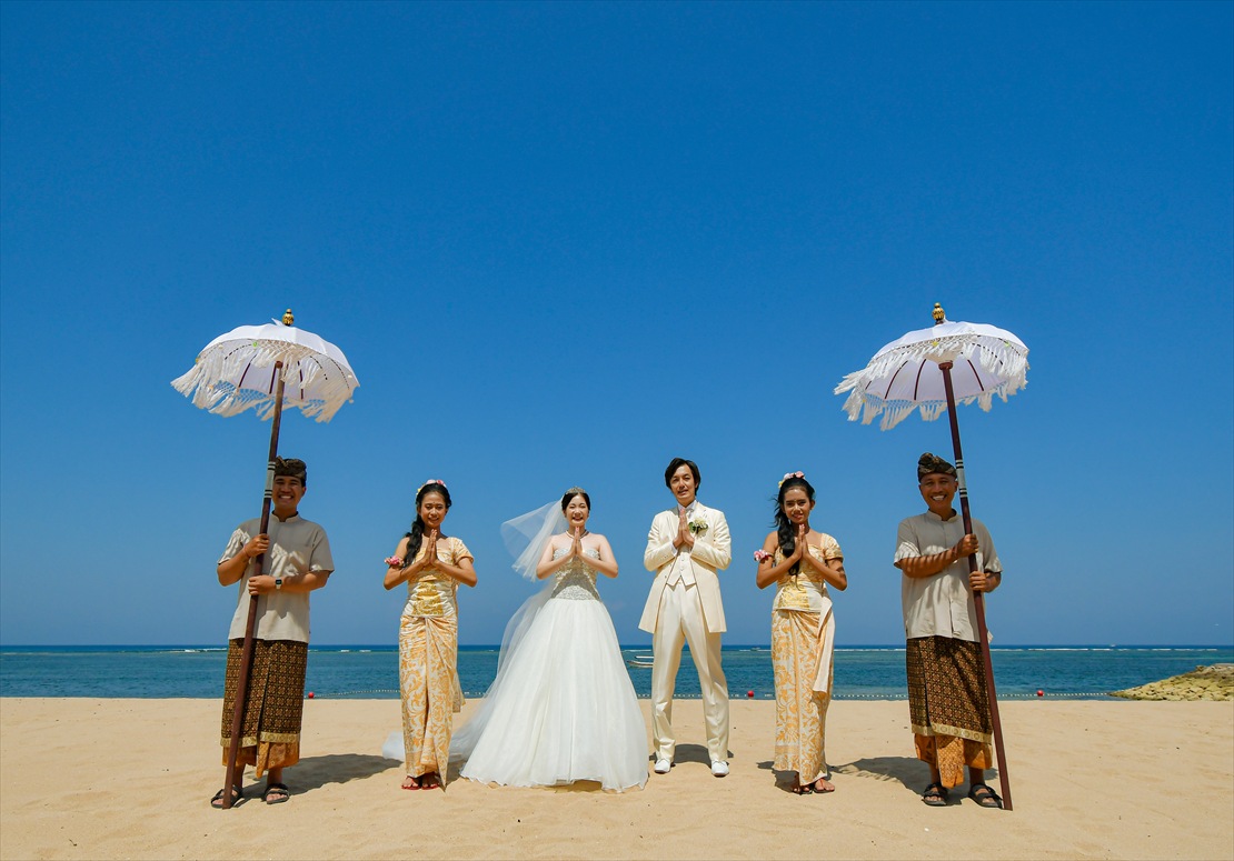 Conrad Bali Infinity Chapel Wedding (45)_R バリ島結婚式 ビーチ フラワーガール&パユンボーイと撮影