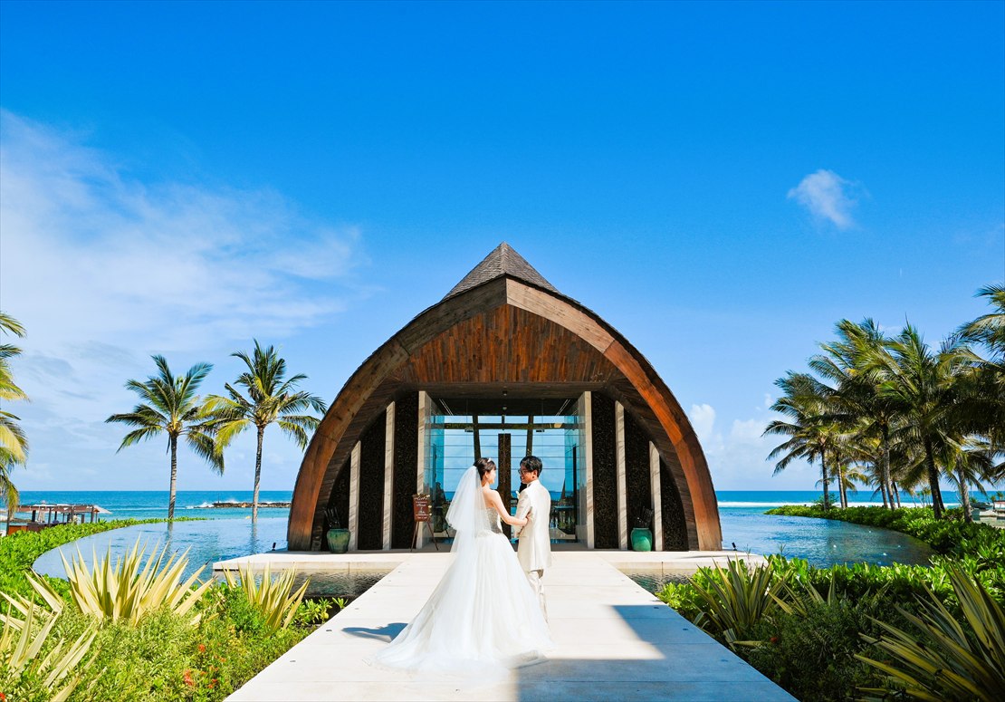 Kempinski Bali Wedding Oceanfront Apurva Chapel (1)_R ケンピンスキ・バリ挙式 オーシャンフロト・チャペル入場シーン