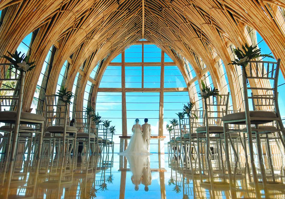 Kempinski Bali Wedding Oceanfront Apurva Chapel (5)_R バリ島挙式 鏡面反射するチャペル挙式シーン