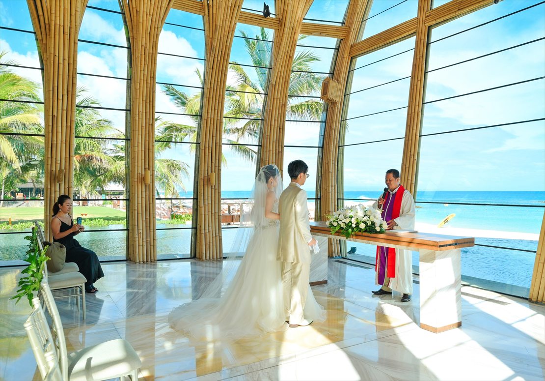 Kempinski Bali Wedding Oceanfront Apurva Chapel (6)_R バリ島ウェディング ビーチが目の前に広がる挙式シーン