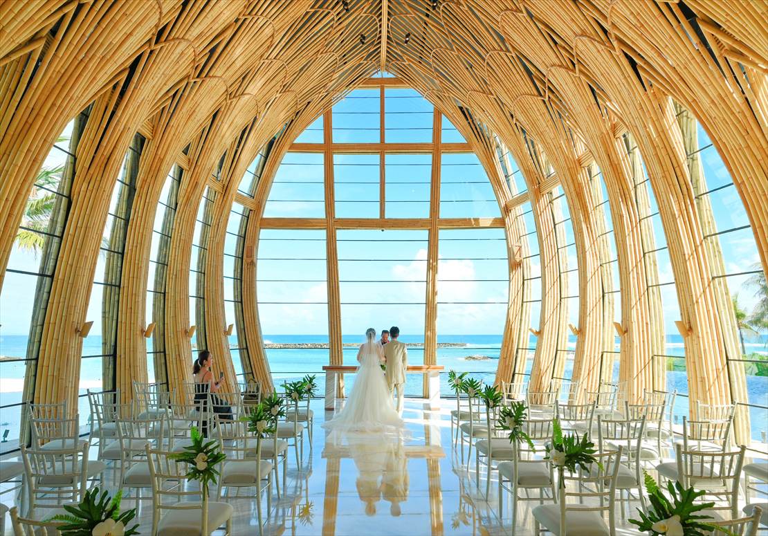 Kempinski Bali Wedding Oceanfront Apurva Chapel (7)_R バリ島結婚式 空と海を水平線まで望む挙式シーン