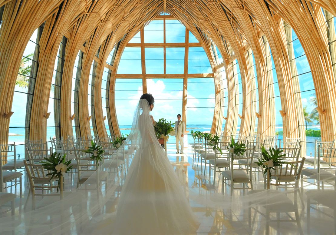 Kempinski Bali Wedding Oceanfront Apurva Chapel (9)_R ケンピンスキ・バリ・ウェディング 挙式後撮影 ロングベール
