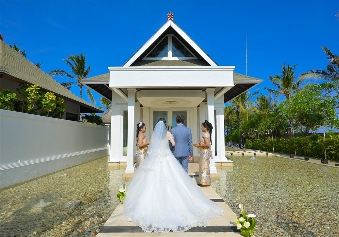 バリ島挙式　お支度部屋よりチャペルへ入場