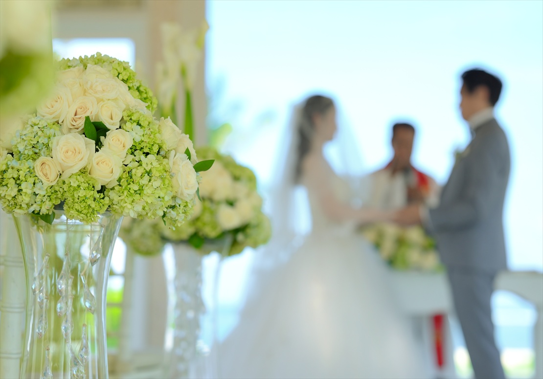 バリ島結婚式　生花アイルサイド越しの挙式シーン