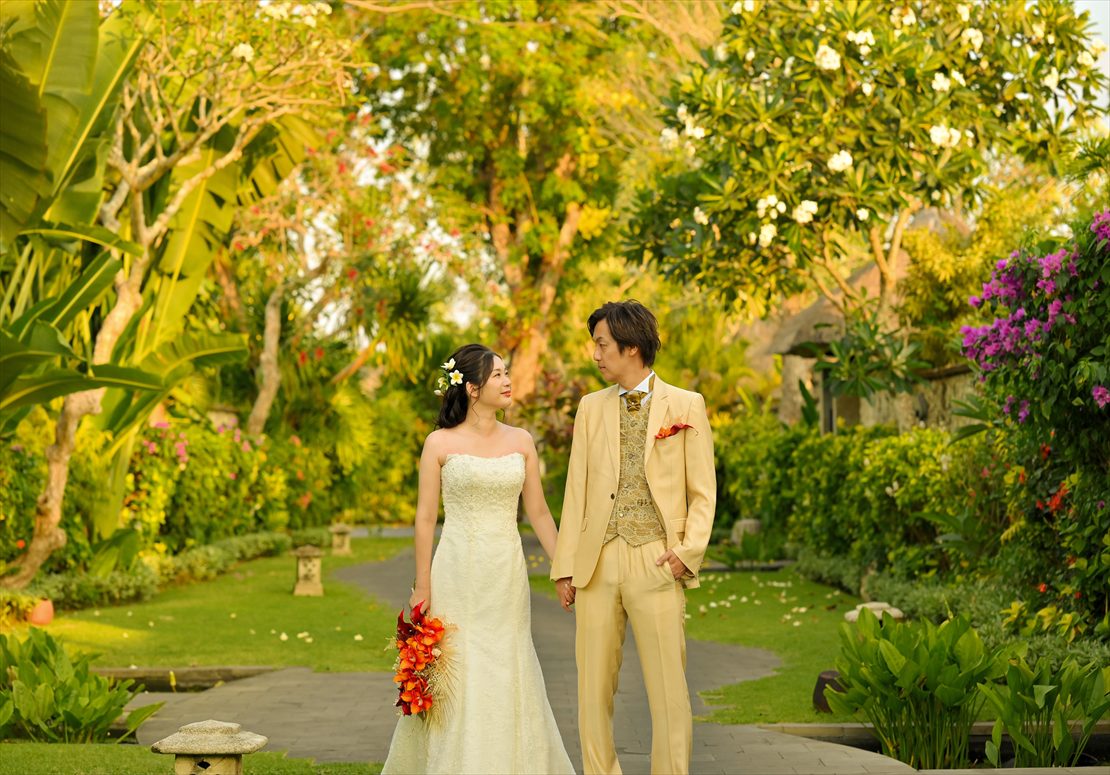 Sunset Wedding Bali (3)_R バリ・ウェディングらしいガーデンにてウェディング・フォト