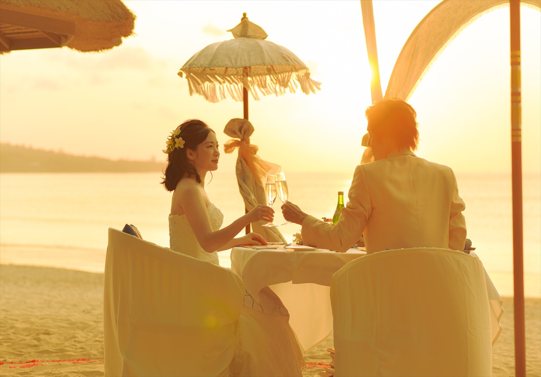 Sunset Wedding Bali (8)_R バリ結婚式 ロマンティックディナー乾杯シーン