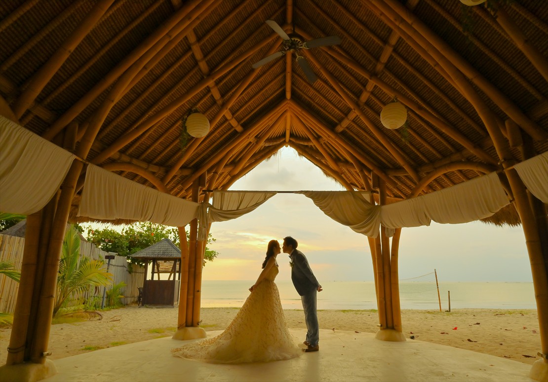 バリ島結婚式　ビーチを望むバンブー・パビリオン