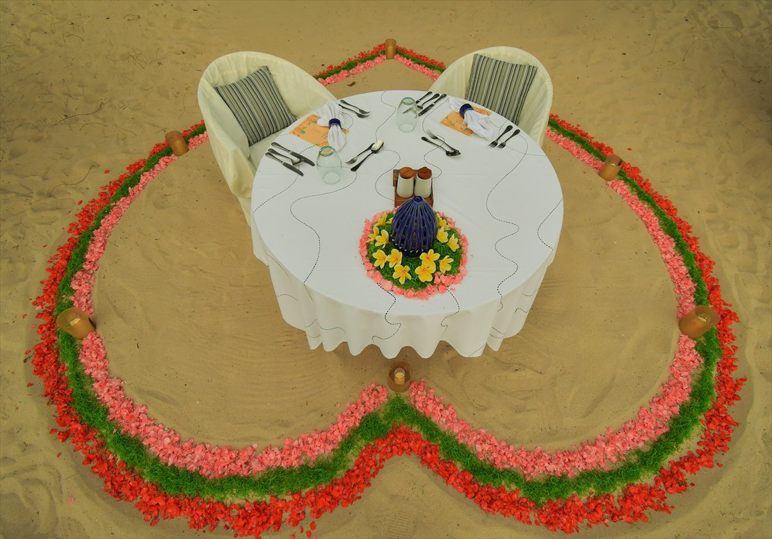 バリ島ウェディング　ロマンティックディナー テーブル装飾