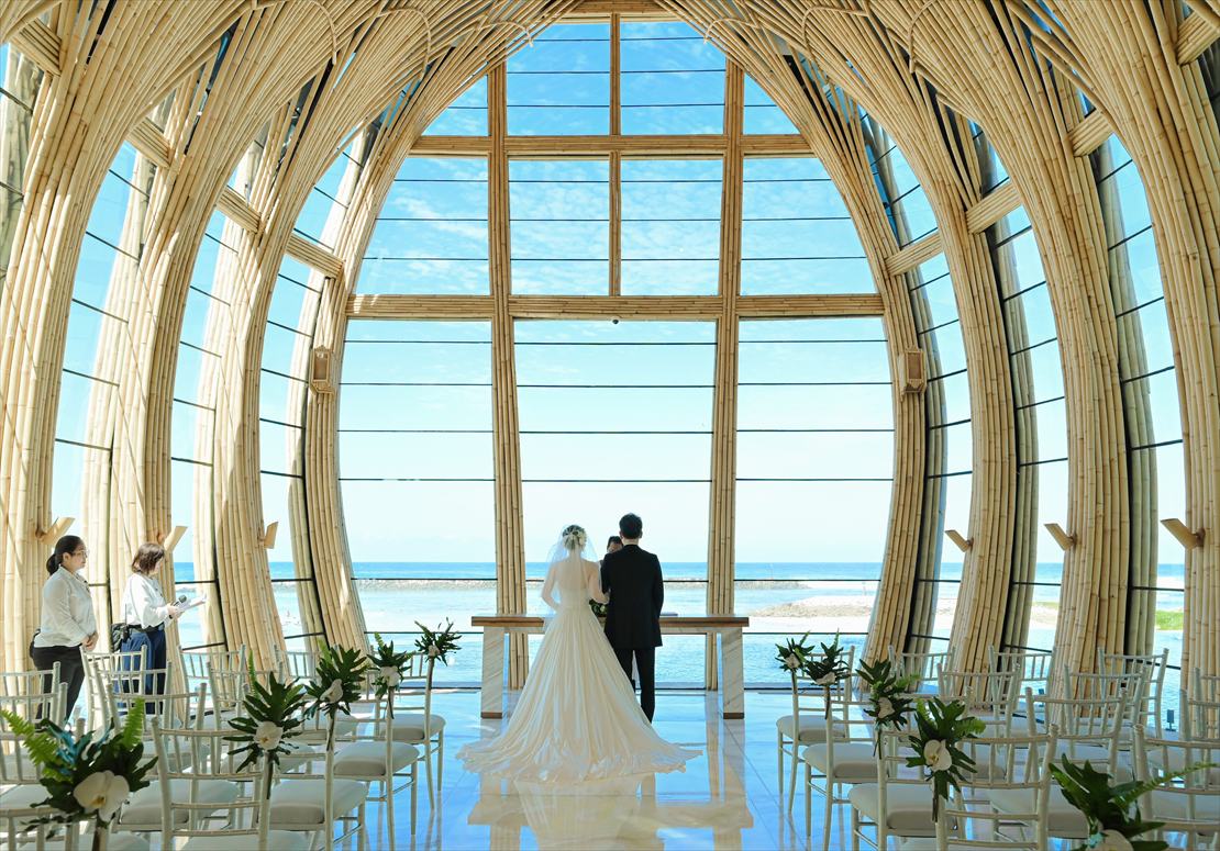 オーシャンフロント・アプルヴァ・チャペル挙式シーン