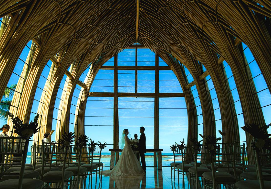 幻想的なケンピンスキ・バリ挙式シーン