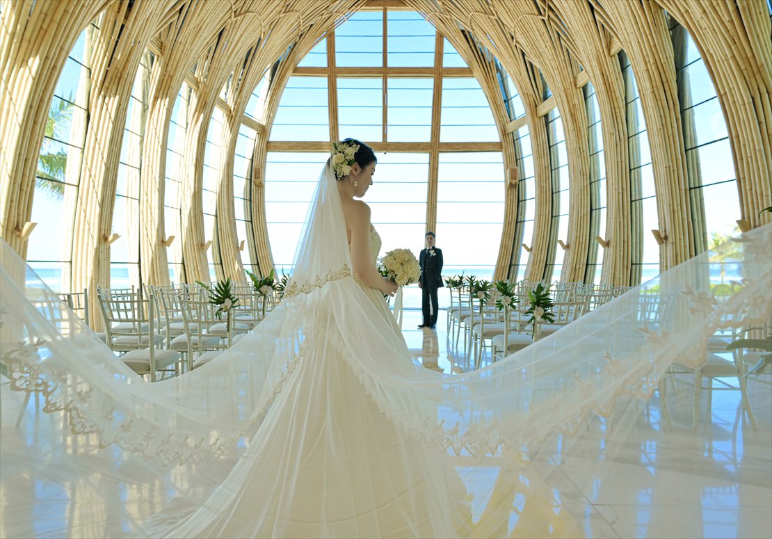 チャペル内 ロングベール挙式後撮影