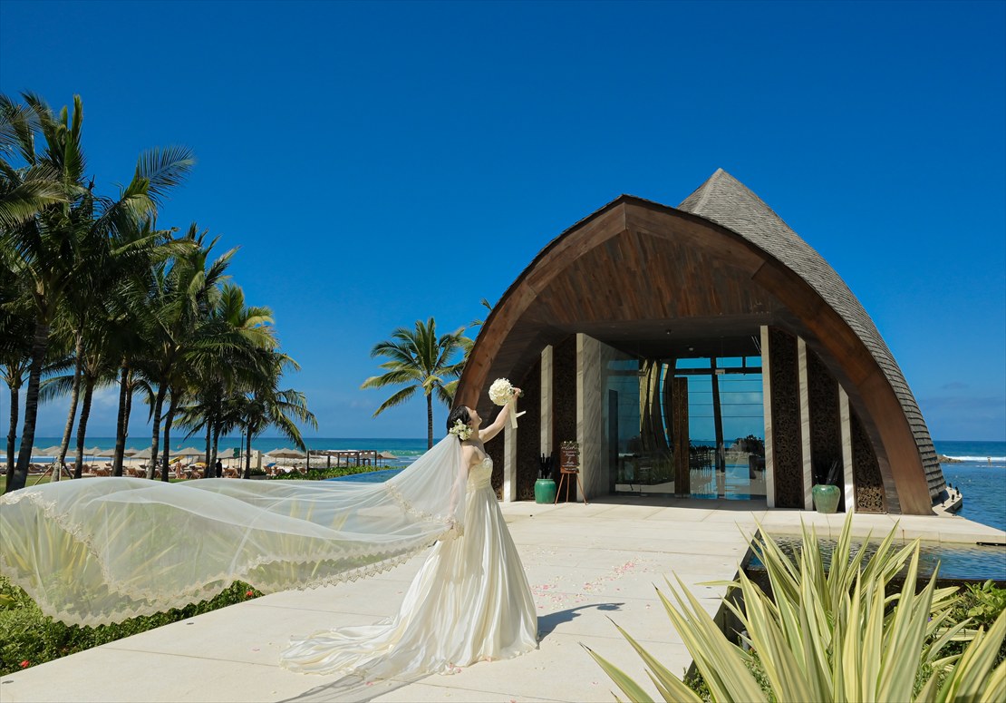 チャペル外 ロングベール挙式後撮影