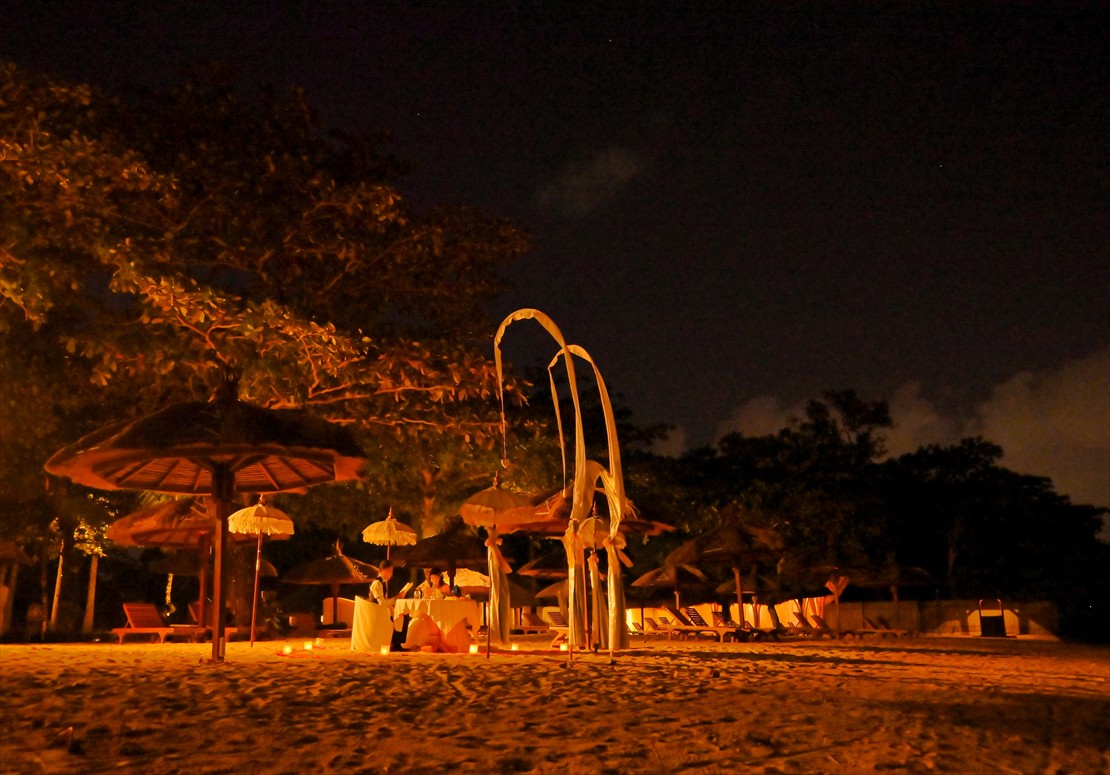 ライトアップされた幻想的なビーチ