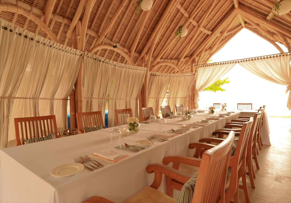 Bali Wedding Belmond Jimbaran (5)_R バリ島挙式 夕日の陽光が差し込むバンブー・パビリオン