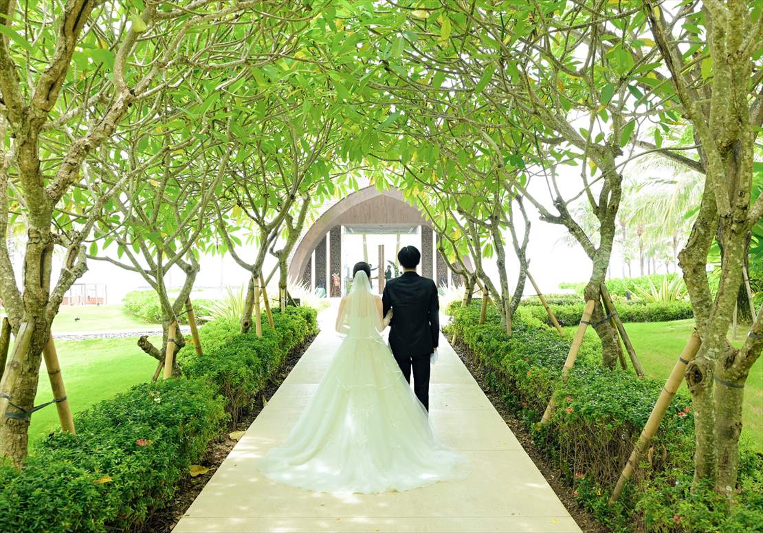 ケンピンスキ・バリ挙式 ガーデンロード入場