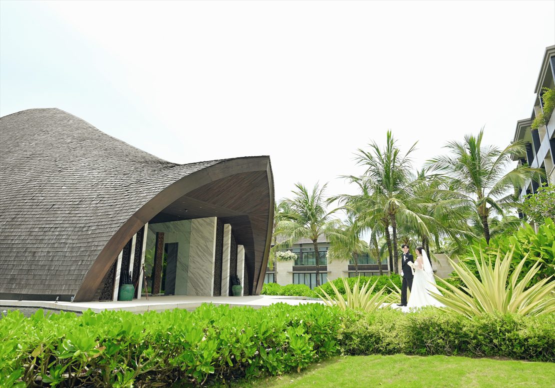 ケンピンスキ・バリ挙式 チャペルロード入場