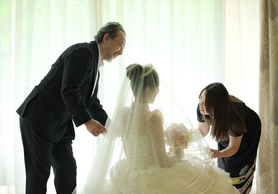 Bali Wedding The Mulia Bali Preparation (10)_R バリ島挙式 お支度部屋にてベールダウン撮影