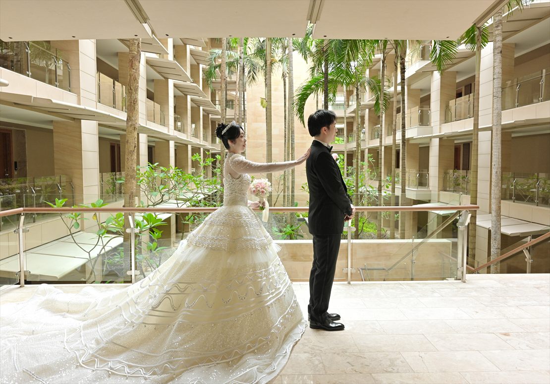 Bali Wedding The Mulia Bali Preparation (5)_R バリ島ウェディング ホテル棟回廊にてファーストミート