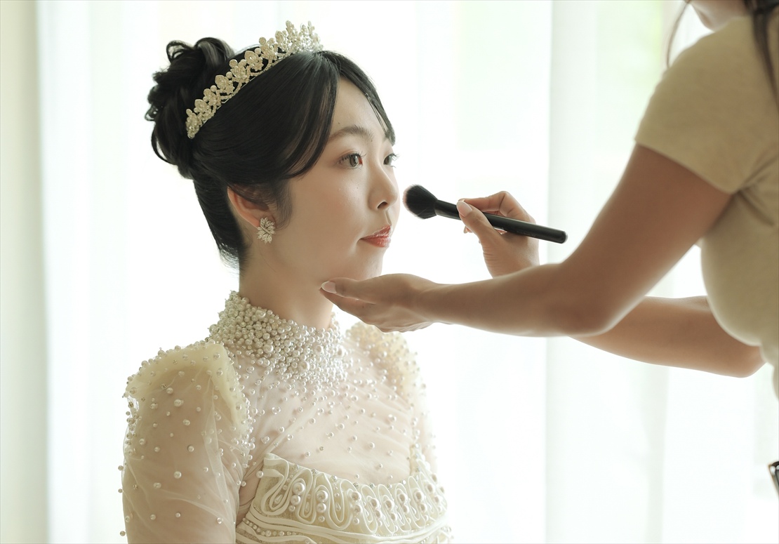 Bali Wedding The Mulia Bali Preparation (9)_R ザ・ムリア・バリ結婚式 お支度部屋にてヘアメイクシーン