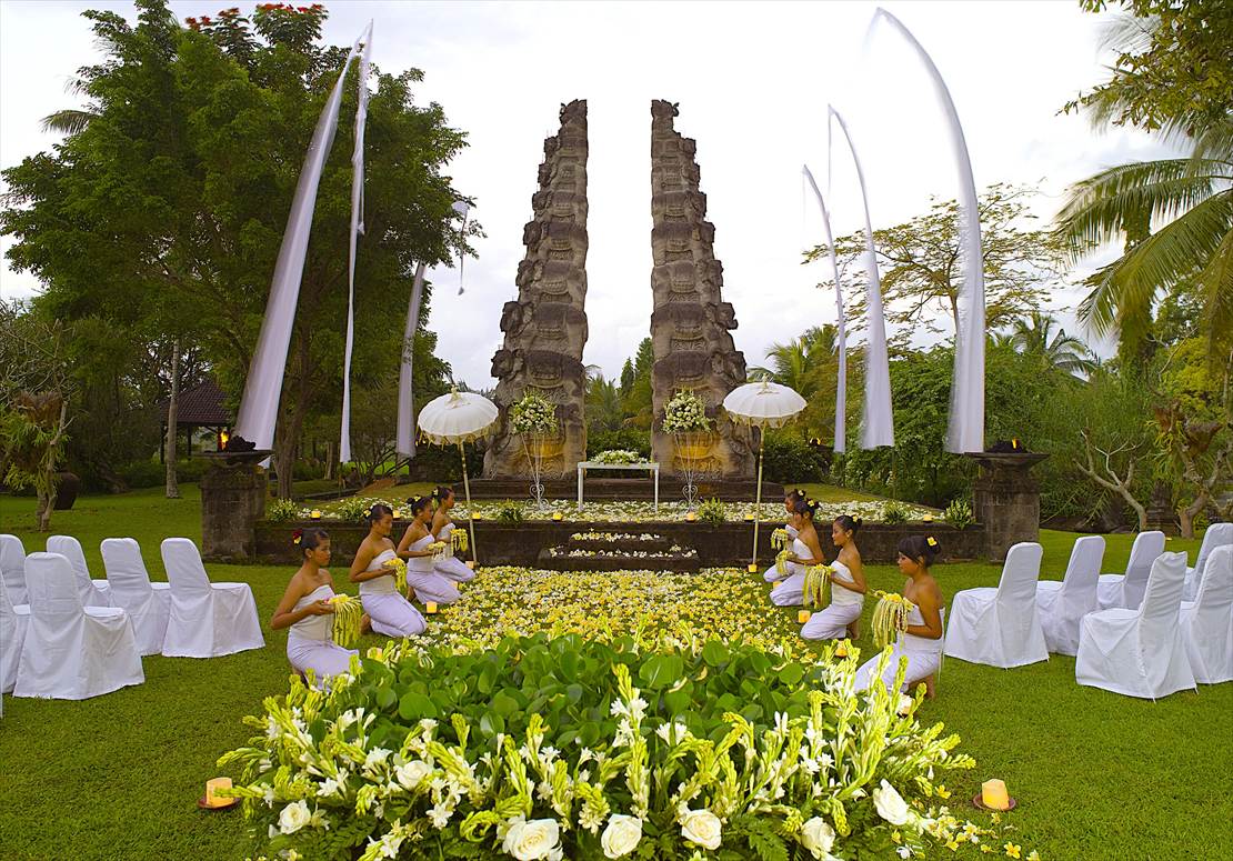 バリ島らしいフラワーガールが並ぶ挙式会場
