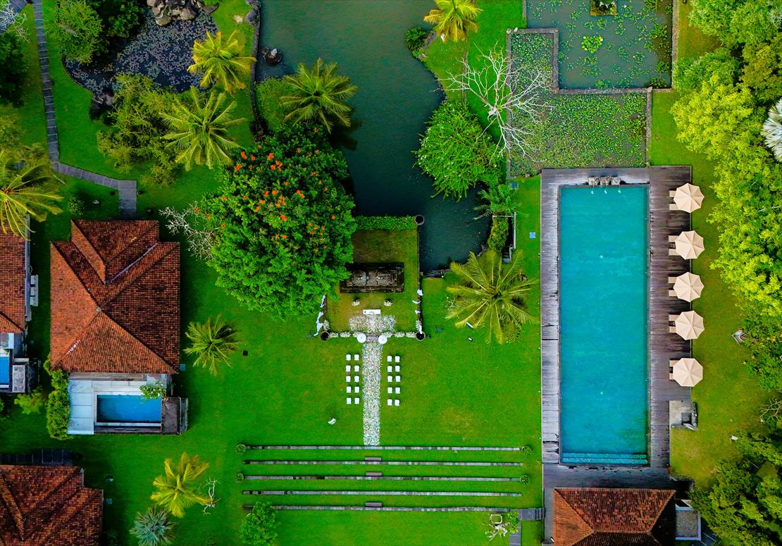 アンフィシアター バリ割れ門挙式会場ドローン