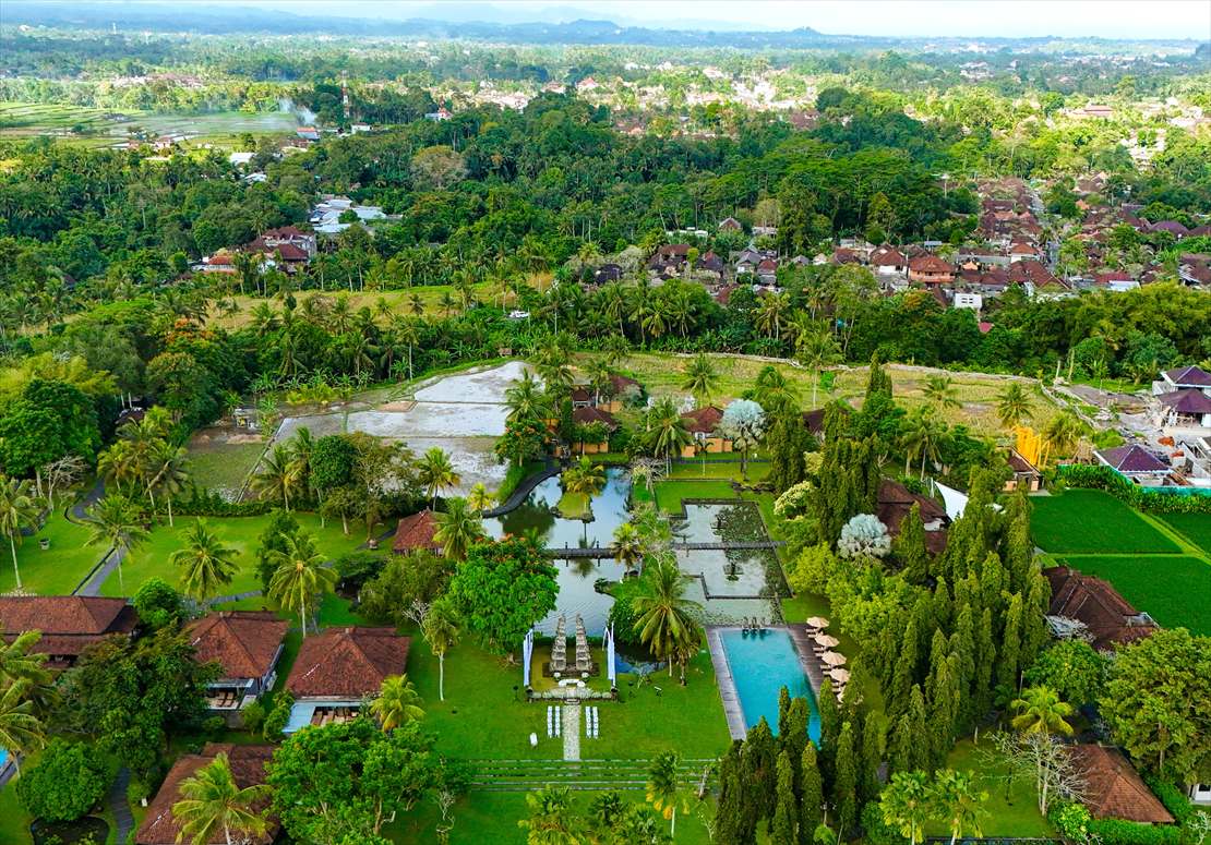 バリ島 割れ門が聳え立つ挙式会場ドローン撮影