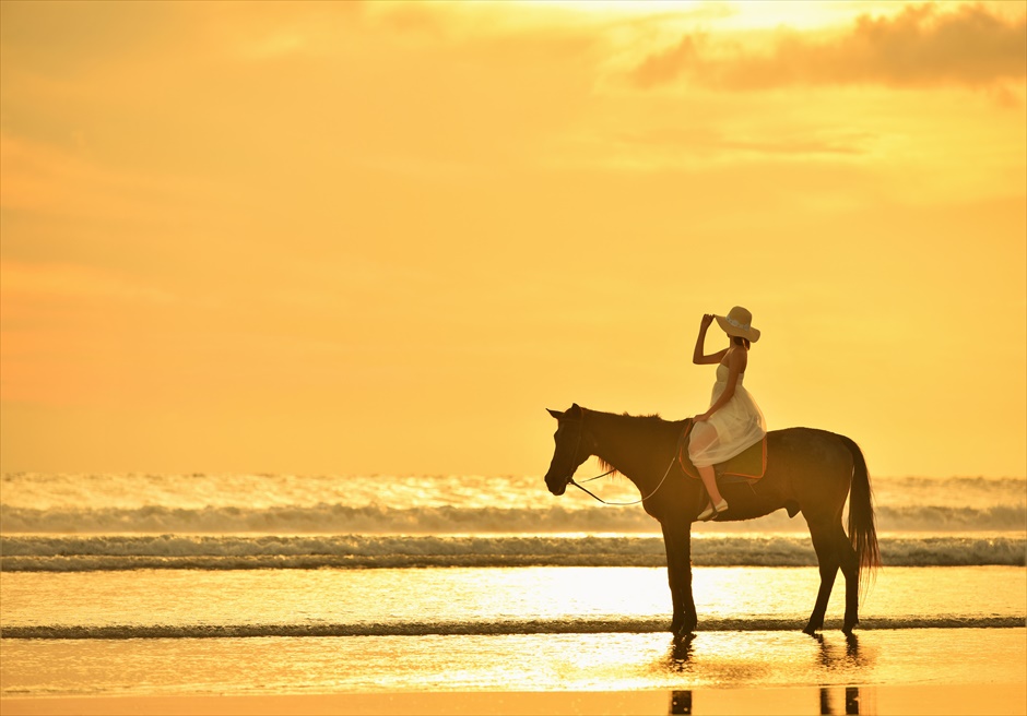 Seminyak-Beach-Photo-Wedding-Horse-Riding ビーチ・ホース・ライディング サンセット・フォトウェディング