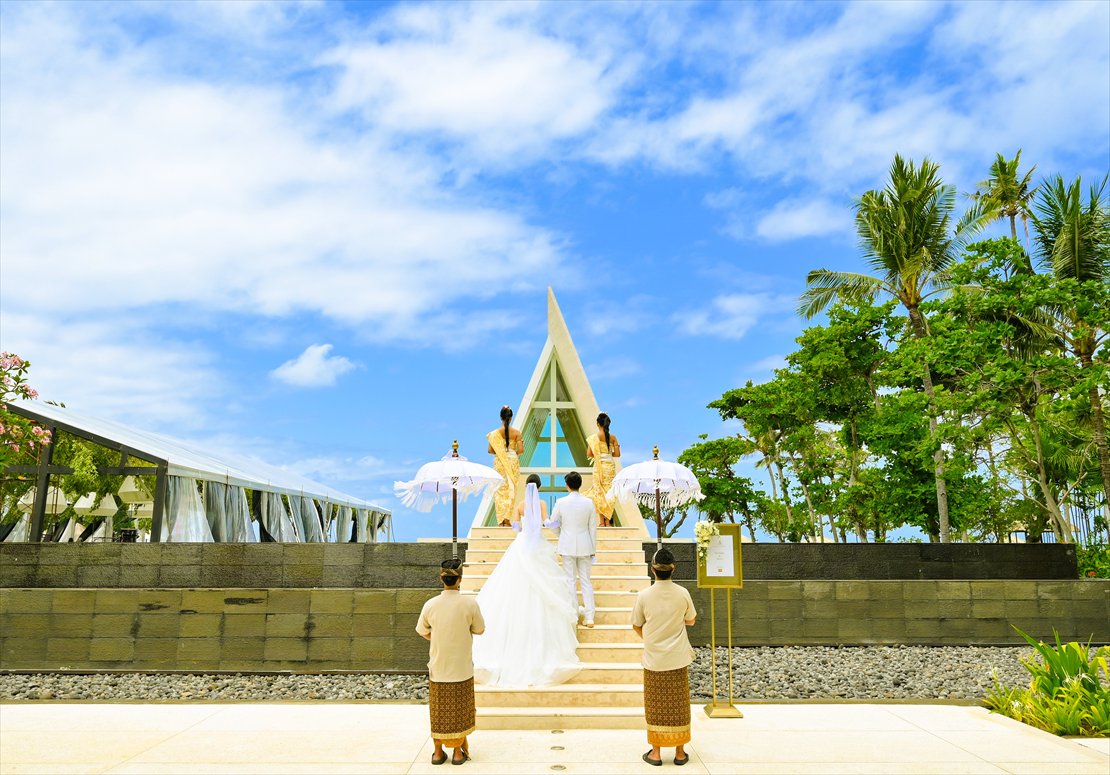 Conrad Bali Infinity Chapel Wedding (10)_R 白亜の階段を上る新郎新婦様
