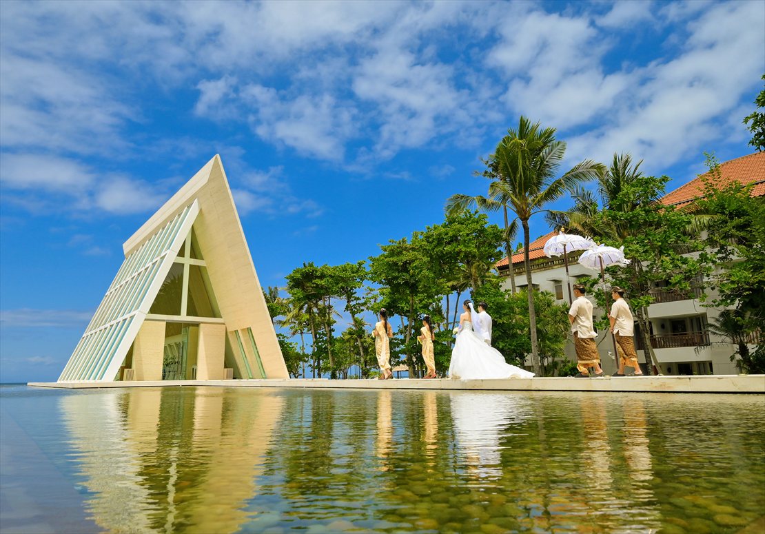 Conrad Bali Infinity Chapel Wedding (12)_R 美しい水面に囲まれたチャペル入場シーン