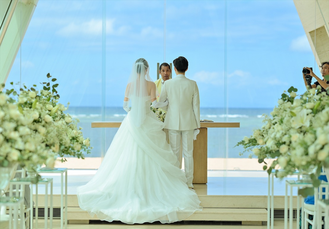 Conrad Bali Infinity Chapel Wedding (14)_R オーシャンビューの挙式シーン コンラッド・バリ・チャペルウェディング
