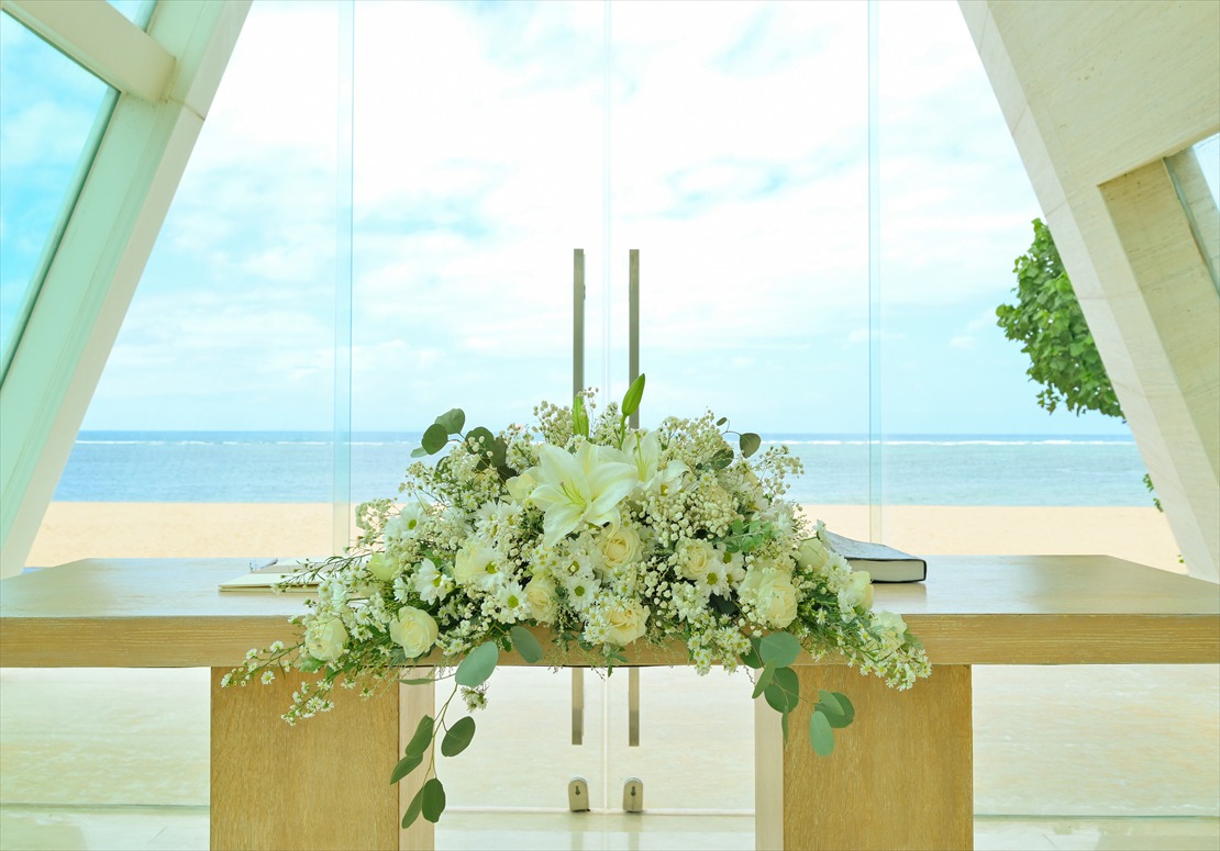 Conrad Bali Infinity Chapel Wedding (4)_R コンラッド・バリ・挙式会場 祭壇生花装飾