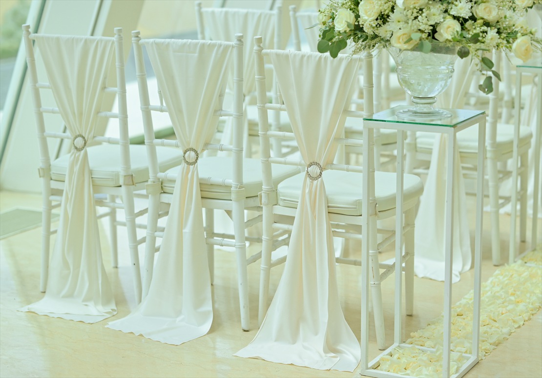 Conrad Bali Infinity Chapel Wedding (6)_R 会場に溶け込むホワイト・ティファニーチェア