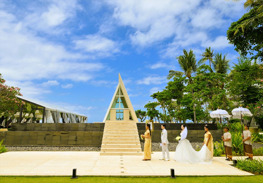 Conrad Bali Infinity Chapel Wedding (9)_R 神秘的なチャペル入場シーン コンラッド・バリ・ウェディング